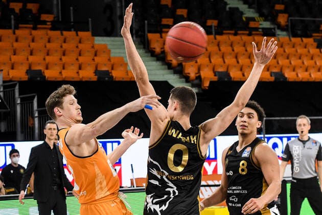 GER, BBL, ratiopharm ulm vs Basketball Löwen Loewen Braunschweig 05 04 2021, ratiopharm arena, Neu Ulm, GER, BBL, ratiopharm ulm vs Basketball Löwen Loewen Braunschweig, in the picture although Lukas Wank Braunschweig, 0 stretches mightily, he cannot prevent the pass from Patrick Heckmann Ulm, 33 James Robinson Braunschweig, 8 nordphotoxGmbHx xHafner nph00200