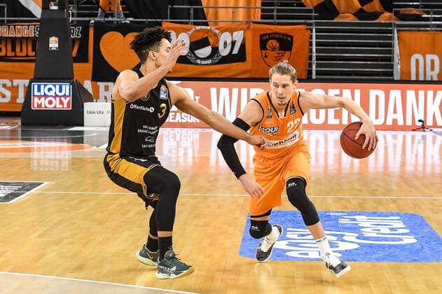 GER, BBL, ratiopharm ulm vs Basketball Löwen Loewen Braunschweig 05 04 2021, ratiopharm arena, Neu Ulm, GER, BBL, ratiopharm ulm vs Basketball Löwen Loewen Braunschweig, in picture Garai Zeeb Braunschweig, 3 , Thomas Klepeisz Ulm, 22 nordphotoxGmbHx xHafner nph00200