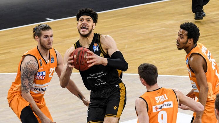 GER, BBL, ratiopharm ulm vs Basketball Löwen Loewen Braunschweig 05 04 2021, ratiopharm arena, Neu Ulm, GER, BBL, ratiopharm ulm vs Basketball Löwen Loewen Braunschweig, in the picture Gavin Schilling Braunschweig, 34 is energetically fighting against Dylan Osetkowski Ulm, 21 , Marius Stoll Ulm, 9 and Troy Caupain Ulm, 23 nordphotoxGmbHx xHafner nph00200