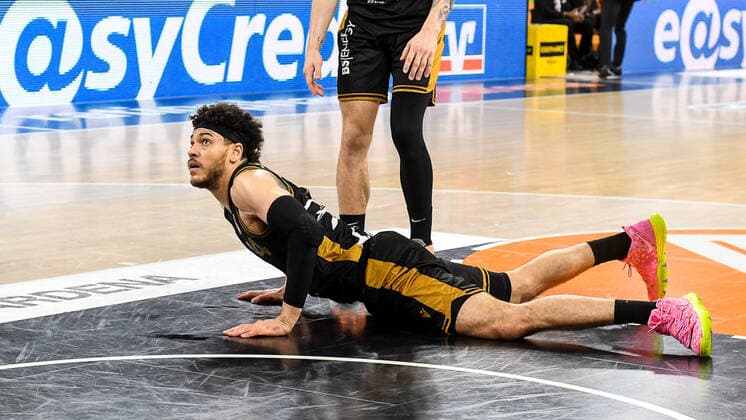 GER, BBL, ratiopharm ulm vs Basketball Löwen Loewen Braunschweig 05 04 2021, ratiopharm arena, Neu Ulm, GER, BBL, ratiopharm ulm vs Basketball Löwen Loewen Braunschweig, pictured Gavin Schilling Braunschweig, 34 with a belly flop nordphotoxGmbHx xHafner nph00200