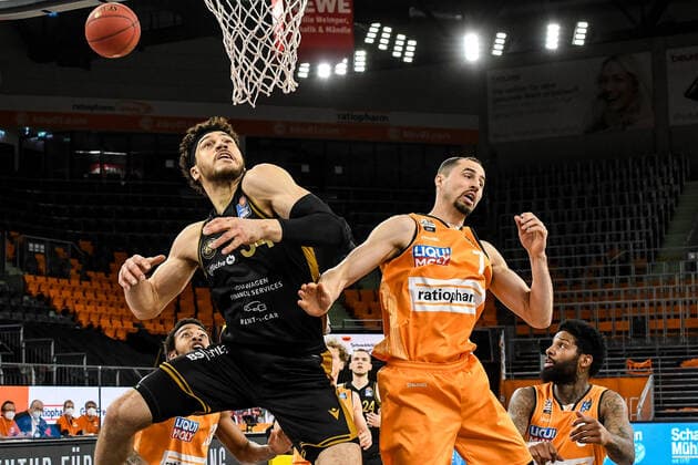 GER, BBL, ratiopharm ulm vs Basketball Löwen Loewen Braunschweig 05 04 2021, ratiopharm arena, Neu Ulm, GER, BBL, ratiopharm ulm vs Basketball Löwen Loewen Braunschweig, pictured Gavin Schilling Braunschweig, 34 , John Petrucelli Ulm, 7 nordphotoxGmbHx xHafner nph00200