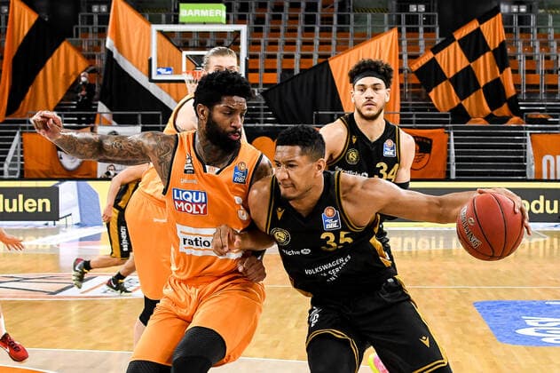 GER, BBL, ratiopharm ulm vs Basketball Löwen Loewen Braunschweig 05 04 2021, ratiopharm arena, Neu Ulm, GER, BBL, ratiopharm ulm vs Basketball Löwen Loewen Braunschweig, pictured Cameron Clark Ulm, 3 , Karim Jallow Braunschweig, 35 nordphotoxGmbHx xHafner nph00200