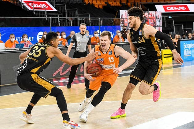 GER, BBL, ratiopharm ulm vs Basketball Löwen Loewen Braunschweig 05 04 2021, ratiopharm arena, Neu Ulm, GER, BBL, ratiopharm ulm vs Basketball Löwen Loewen Braunschweig, in the picture Andreas Obst Ulm, 13 sets against Karim Jallow Braunschweig, 35 and Gavin Schilling Braunschweig, 34 nordphotoxGmbHx xHafner nph00200