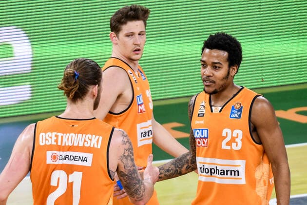 GER, BBL, ratiopharm ulm vs Basketball Löwen Loewen Braunschweig 05 04 2021, ratiopharm arena, Neu Ulm, GER, BBL, ratiopharm ulm vs Basketball Löwen Loewen Braunschweig, pictured Dylan Osetkowski Ulm, 21 , Patrick Heckmann Ulm, 33 , Troy Caupain Ulm, 23 nordphotoxGmbHx xHafner nph00200