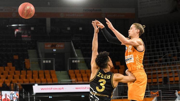GER, BBL, ratiopharm ulm vs Basketball Löwen Loewen Braunschweig 05 04 2021, ratiopharm arena, Neu Ulm, GER, BBL, ratiopharm ulm vs Basketball Löwen Loewen Braunschweig, in picture Garai Zeeb Braunschweig, 3 , Thomas Klepeisz Ulm, 22 nordphotoxGmbHx xHafner nph00200