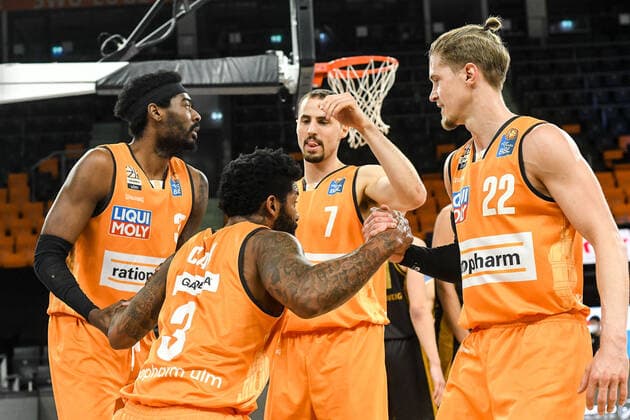 GER, BBL, ratiopharm ulm vs Basketball Löwen Loewen Braunschweig 05 04 2021, ratiopharm arena, Neu Ulm, GER, BBL, ratiopharm ulm vs Basketball Löwen Loewen Braunschweig, in picture Aric Holman Ulm, 35 , Cameron Clark Ulm, 3 , John Petrucelli Ulm, 7 , Thomas Klepeisz Ulm, 22 nordphotoxGmbHx xHafner nph00200