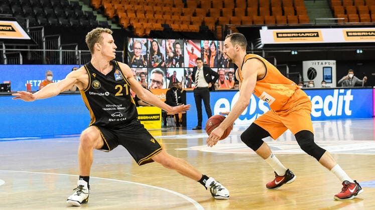 GER, BBL, ratiopharm ulm vs Basketball Löwen Loewen Braunschweig 05 04 2021, ratiopharm arena, Neu Ulm, GER, BBL, ratiopharm ulm vs Basketball Löwen Loewen Braunschweig, in picture Simon Roosch Braunschweig, 21 , John Petrucelli Ulm, 7 nordphotoxGmbHx xHafner nph00200