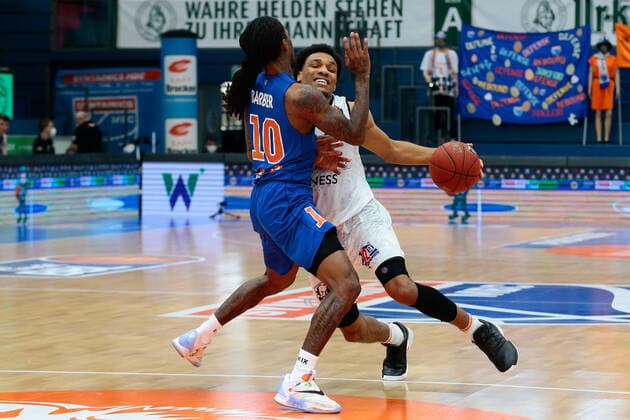 05 04 2021, xtgx, basketball, easyCredit BBL, Syntainics MBC Niners Chemnitz emspor, v l Anthony Barber MBC, 10 , George King Niners Chemnitz, 24 duel Weissenfels.