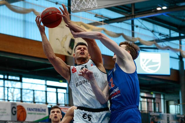05 04 2021, xtgx, basketball, easyCredit BBL, Syntainics MBC Niners Chemnitz emspor, v l Filip Stanic Niners Chemnitz, 65 , Philipp Hartwich MBC, 12 duel Weissenfels.