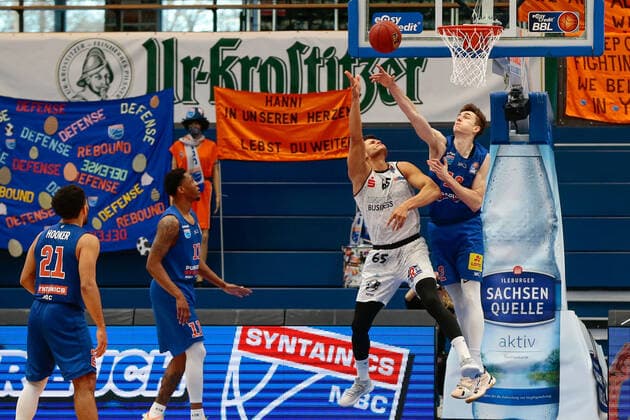 05 04 2021, xtgx, basketball, easyCredit BBL, Syntainics MBC Niners Chemnitz emspor, v l Filip Stanic Niners Chemnitz, 65 , Philipp Hartwich MBC, 12 zweikampf Weissenfels