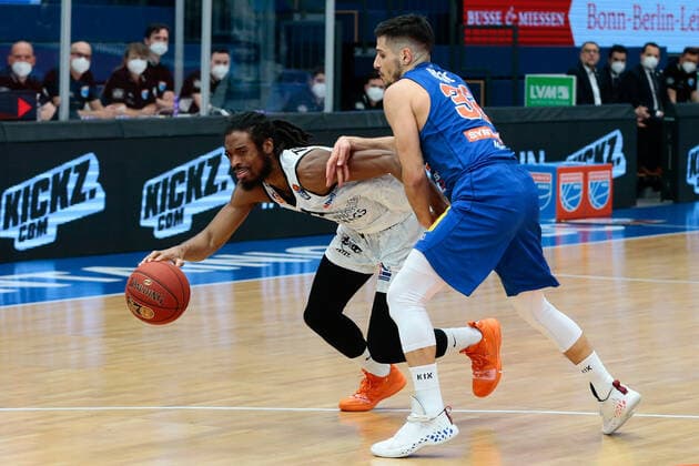 05 04 2021, xtgx, basketball, easyCredit BBL, syntainics MBC Niners Chemnitz emspor, v l Marcus Thornton Niners Chemnitz, 15 , Roko Rogic MBC, 32 Weissenfels