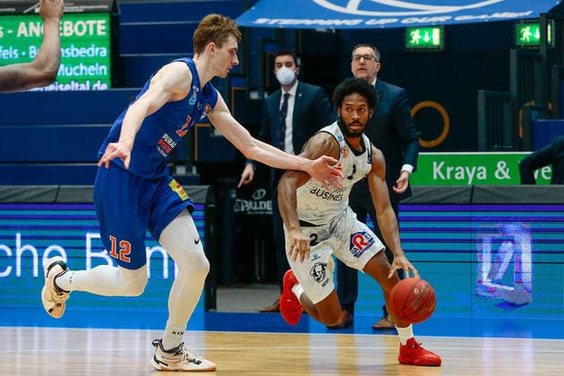05 04 2021, xtgx, basketball, easyCredit BBL, Syntainics MBC Niners Chemnitz emspor, v l Philipp Hartwich MBC, 12 , Terrell Harris Niners Chemnitz, 2 Weissenfels.