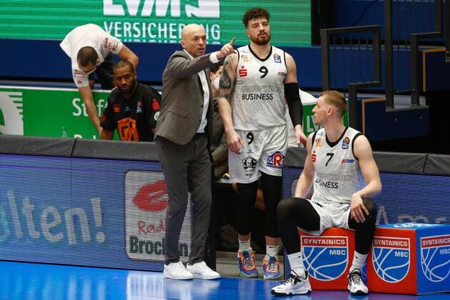 05 04 2021, xtgx, basketball, easyCredit BBL, syntainics MBC Niners Chemnitz emspor, v l Rodrigo Pastore Niners Chemnitz, coach , Dominique Johnson Niners Chemnitz, 9 , Jonas Richter Niners Chemnitz, 7 gestures, gives instructions Weissenfels