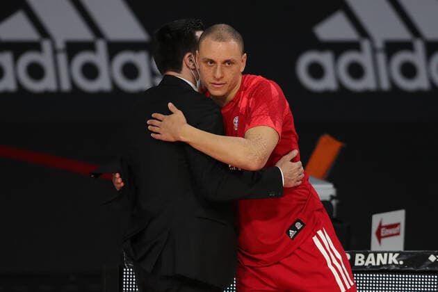 Head coach Raoul Korner Bayreuth and Robin Amaize Muenchen greet each other GER, FC Bayern Basketball vs medi bayreuth, basketball, easy Credit BBL, season 2020 2021, 06 04 2021, GER, FC Bayern Basketball vs medi bayreuth, basketball, easy Credit BBL, season 2020 2021, 06 04 2021, Muenchen Copyright: xEIBNER MarcelxEngelbrechtx EP_EER