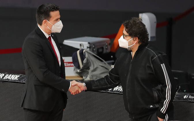 Head coach Raoul Korner Bayreuth and head coach Andrea Trinchieri Muenchen greet each other before the game GER, FC Bayern Basketball vs medi bayreuth, Basketball, easy Credit BBL, season 2020 2021, 06 04 2021, GER, FC Bayern Basketball vs medi bayreuth, Basketball, easy Credit BBL, season 2020 2021, 06 04 2021, Muenchen Copyright: xEIBNER MarcelxEngelbrechtx EP_EER