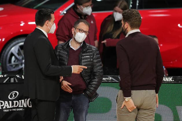Head coach Raoul Korner Bayreuth , sports director Daniele Baiesi Munich and general manager Marko Pesic Munich in conversation GER, FC Bayern Basketball vs medi bayreuth, basketball, easy Credit BBL, season 2020 2021, 06 04 2021, GER, FC Bayern Basketball vs medi bayreuth, basketball, easy Credit BBL, season 2020 2021, 06 04 2021, Munich Copyright: xEIBNER MarcelxEngelbrechtx EP_EER