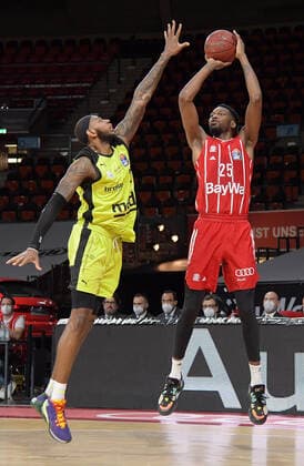 06 04 2021, xemx, Basketball BBL Bundesliga, FC Bayern Muenchen Basketball medi Bayreuth emspor, v l Dererk Pardon medi Bayreuth , Ja Juan Johnson FC Bayern Basketball duel, duel, fight, tackle Muenchen