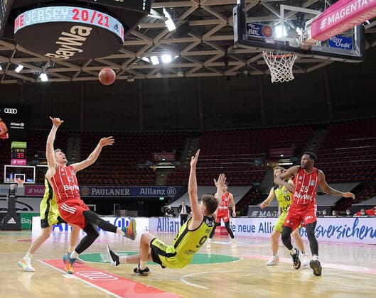 06 04 2021, xemx, Basketball BBL Bundesliga, FC Bayern Muenchen Basketball medi Bayreuth emspor, v l Leon Radosevic FC Bayern Basketball , Kay Bruhnke medi Bayreuth duel, fight, tackle Muenchen