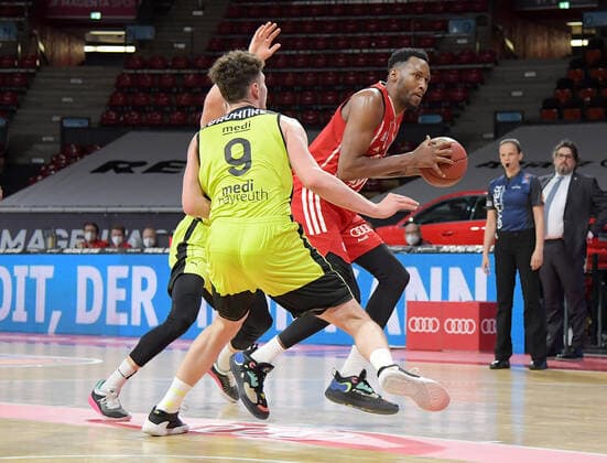 06 04 2021, xemx, Basketball BBL Bundesliga, FC Bayern Muenchen Basketball medi Bayreuth emspor, v l David Walker medi Bayreuth , Kay Bruhnke medi Bayreuth , Ja Juan Johnson FC Bayern Basketball duel, duel, fight, tackle Muenchen
