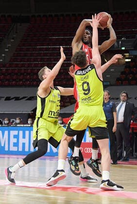 06 04 2021, xemx, Basketball BBL Bundesliga, FC Bayern Muenchen Basketball medi Bayreuth emspor, v l David Walker medi Bayreuth , Kay Bruhnke medi Bayreuth , Ja Juan Johnson FC Bayern Basketball duel, duel, fight, tackle Muenchen