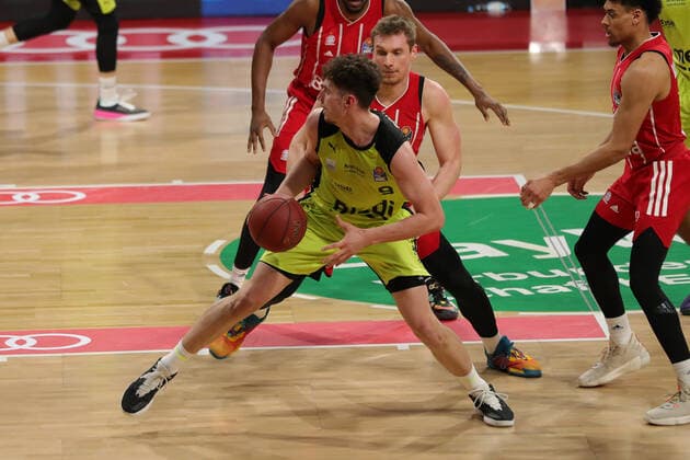 Duel between Leon Radosevic Muenchen and Kay Bruhnke Bayreuth GER, FC Bayern Basketball vs medi bayreuth, basketball, easy Credit BBL, season 2020 2021, 06 04 2021, GER, FC Bayern Basketball vs medi bayreuth, basketball, easy Credit BBL, season 2020 2021, 06 04 2021, Muenchen Copyright: xEIBNER MarcelxEngelbrechtx EP_EER
