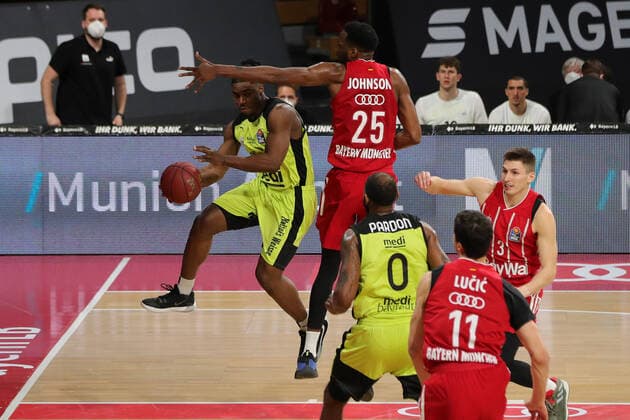 Duel between Frank Bartley Bayreuth and Jajuan Johnson Muenchen GER, FC Bayern Basketball vs medi bayreuth, basketball, easy Credit BBL, season 2020 2021, 06 04 2021, GER, FC Bayern Basketball vs medi bayreuth, basketball, easy Credit BBL, season 2020 2021, 06 04 2021, Muenchen Copyright: xEIBNER MarcelxEngelbrechtx EP_EER