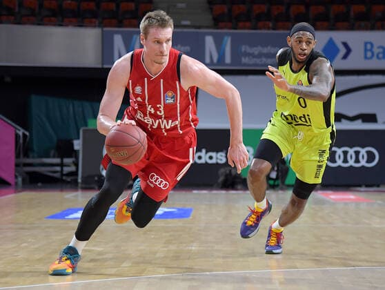 06 04 2021, xemx, Basketball BBL Bundesliga, FC Bayern Muenchen Basketball medi Bayreuth emspor, v l Leon Radosevic FC Bayern Basketball , Dererk Pardon medi Bayreuth duel, duel, fight, tackle Muenchen