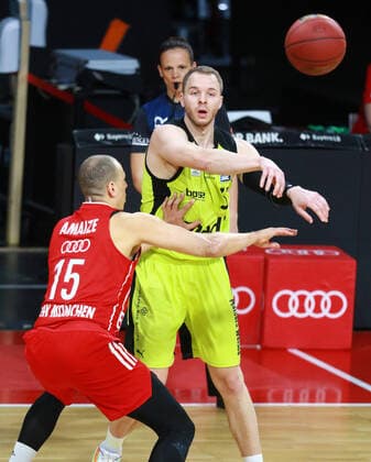 15 Robin Amaize FCBB red, against 31 Osvaldas Olisevicius Bayreuth Basketball, 1 Bundesliga, BBL, FC Bayern München Medi Bayreuth at Audi Dome on 06 04 2021 PHOTO Mladen Lackovic LakoPress
