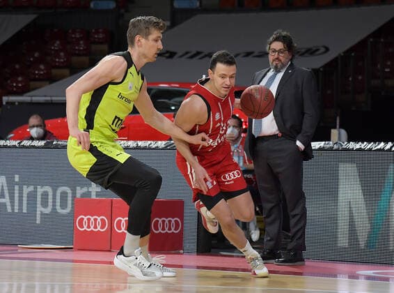 06 04 2021, xemx, Basketball BBL Bundesliga, FC Bayern Muenchen Basketball medi Bayreuth emspor, v l Andreas Seiferth medi Bayreuth , Zan Mark Sisko FC Bayern Basketball duel, duel, fight, tackle Muenchen