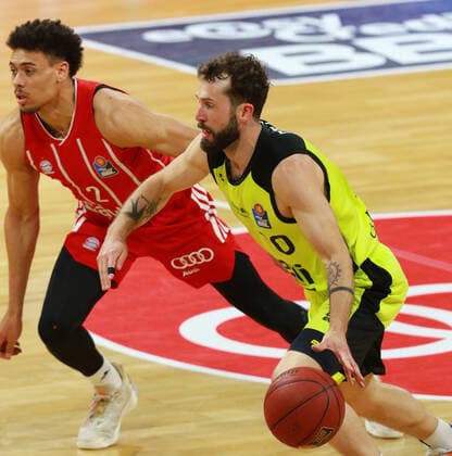 2 Wade Baldwin FCBB red, against 10 Bastian Doreth Bayreuth Basketball, 1 Bundesliga, BBL, FC Bayern München Medi Bayreuth at Audi Dome on 06 04 2021 PHOTO Mladen Lackovic LakoPress