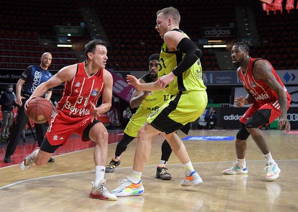 06 04 2021, xemx, Basketball BBL Bundesliga, FC Bayern Muenchen Basketball medi Bayreuth emspor, v l Zan Mark Sisko FC Bayern Basketball , Osvaldas Olisevicius medi Bayreuth duel, duel, fight, tackle Muenchen