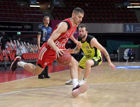 06 04 2021, xemx, Basketball BBL Bundesliga, FC Bayern Muenchen Basketball medi Bayreuth emspor, v l Diego Flaccadori FC Bayern Basketball , Bastian Doreth medi Bayreuth duel, fight, tackle Muenchen