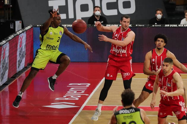 Frank Bartley Bayreuth and Paul Zipser Muenchen GER, FC Bayern Basketball vs medi bayreuth, basketball, easy Credit BBL, 2020 2021 season, 06 04 2021, GER, FC Bayern Basketball vs medi bayreuth, basketball, easy Credit BBL, 2020 2021 season, 06 04 2021, Muenchen Copyright: xEIBNER MarcelxEngelbrechtx EP_EER