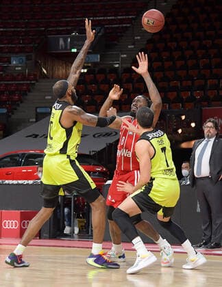 06 04 2021, xemx, Basketball BBL Bundesliga, FC Bayern Muenchen Basketball medi Bayreuth emspor, v l Dererk Pardon medi Bayreuth , Jalen Reynolds FC Bayern Basketball , Philip Jalalpoor medi Bayreuth duel, duel, fight, tackle Muenchen