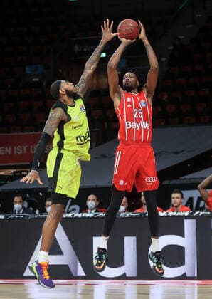 06 04 2021, FC Bayern Basketball vs Media Bayreuth, Audi Dome Muenchen Sport, in picture Derek Pardon Medi Bayreuth vs JaJuan Johnson FCB Basketball