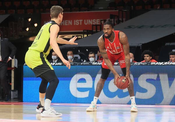 06 04 2021, FC Bayern Basketball vs Media Bayreuth, Audi Dome Muenchen Sport, in picture Andreas Seifert Medi Bayreuth vs Jalen Reynolds FCB Basketball