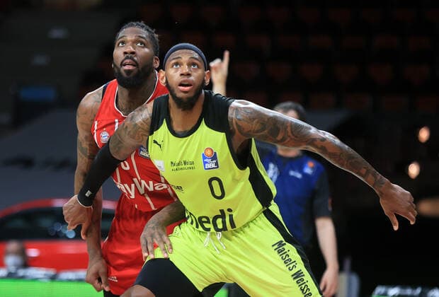 06 04 2021, FC Bayern Basketball vs Media Bayreuth, Audi Dome Muenchen Sport, in the picture Jalen Reynolds FCB Basketball vs Derek Pardon Medi Bayreuth