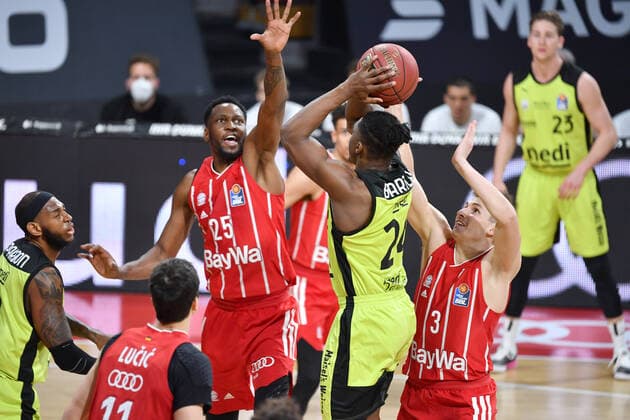 Frank BARTLEY BT on the ball, action,duel against JaJuan Johnson FCB and David KRAEMER FCB Basketball 1 Bundesliga FC Bayern Muenchen medi Bayreuth on 06 04 2021 A U D I D O M E