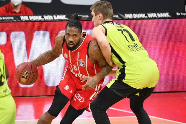 Jalen Reynolds FCB , action,one-on-one against Andreas SEYFARTH BT Basketball 1 Bundesliga FC Bayern Muenchen medi Bayreuth on 06 04 2021 A U D I D O M E