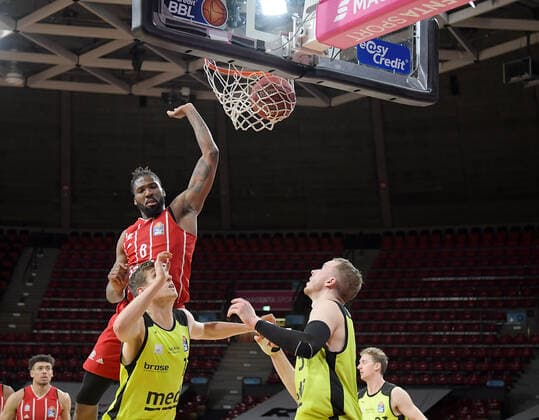 06 04 2021, xemx, Basketball BBL Bundesliga, FC Bayern Muenchen Basketball medi Bayreuth emspor, v l Jalen Reynolds FC Bayern Basketball , Andreas Seiferth medi Bayreuth , Osvaldas Olisevicius medi Bayreuth duel, duel, fight, tackle Muenchen