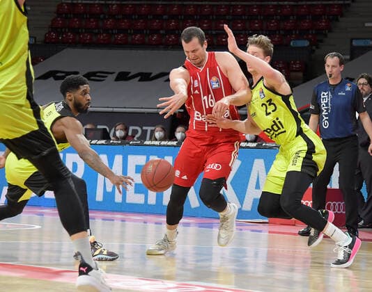 06 04 2021, xemx, Basketball BBL Bundesliga, FC Bayern Muenchen Basketball medi Bayreuth emspor, v l Lazeric Jones medi Bayreuth , Paul Zipser FC Bayern Basketball , David Walker medi Bayreuth duel, fight, tackle Muenchen