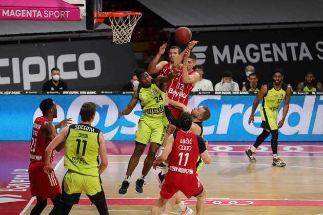 Frank Bartley Bayreuth and Diego Flaccadori Muenchen in duel GER, FC Bayern Basketball vs medi bayreuth, basketball, easy Credit BBL, season 2020 2021, 06 04 2021, GER, FC Bayern Basketball vs medi bayreuth, basketball, easy Credit BBL, season 2020 2021, 06 04 2021, Muenchen Copyright: xEIBNER MarcelxEngelbrechtx EP_EER