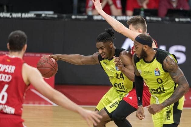 Basketball, BBL, 20210406, FC Bayern München medi Bayreuth In the picture Frank BARTLEY medi Bayreuth, 24 and David KRÄMER Kraemer Kramer FC Bayern München, 3 duel ball Munich Audi Dome Bayern Germany Copyright: Passion2Press MarkusxFischerx