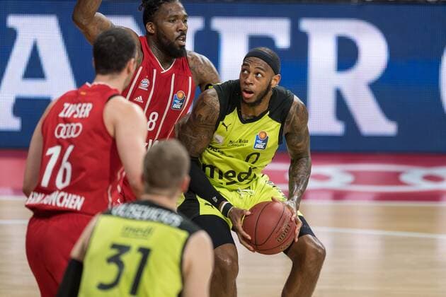 Basketball, BBL, 20210406, FC Bayern München medi Bayreuth In the picture Jalen REYNOLDS FC Bayern München, 8 and Dererk PARDON medi Bayreuth, 0 Munich Audi Dome Bayern Germany Copyright: Passion2Press MarkusxFischerx