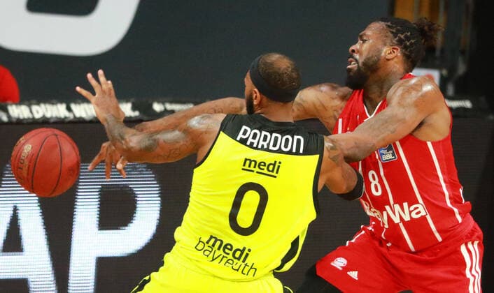 8 Jalen Reynolds FCBB red, against 0 Dererk Pardon Bayreuth Basketball, 1 Bundesliga, BBL, FC Bayern München Medi Bayreuth at Audi Dome on 06 04 2021 PHOTO Mladen Lackovic LakoPress