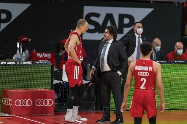 Basketball, BBL, 20210406, FC Bayern Munich medi Bayreuth In the picture Robin AMAIZE FC Bayern Munich, 15 and Head Coach of FC Bayern Munich Andrea TRINCHIERI interview statement questions Munich Audi Dome Bayern Germany Copyright: Passion2Press MarkusxFischerx