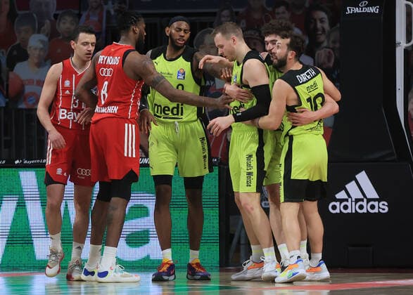 06 04 2021, FC Bayern Basketball vs Media Bayreuth, Audi Dome Muenchen Sport, in the picture scuffle between Jalen Reynolds FCB Basketball and Bastian Doreth Medi Bayreuth