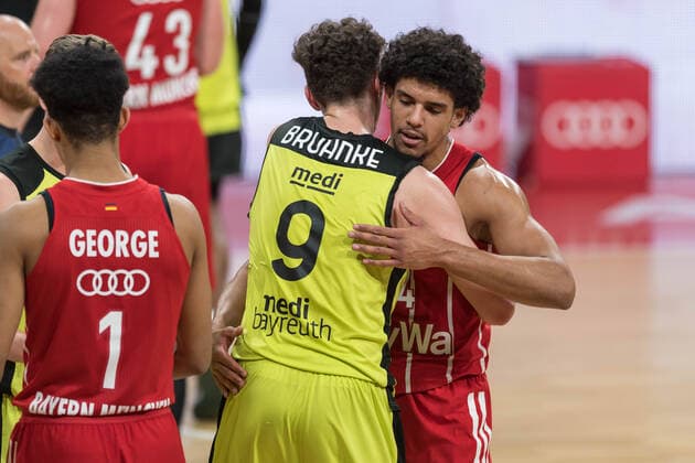Basketball, BBL, 20210406, FC Bayern München medi Bayreuth Pictured Kay BRUHNKE medi Bayreuth, 9 and Sasha GRANT FC Bayern München, 44 applaud after final whistle Munich Audi Dome Bayern Germany Copyright: Passion2Press MarkusxFischerx