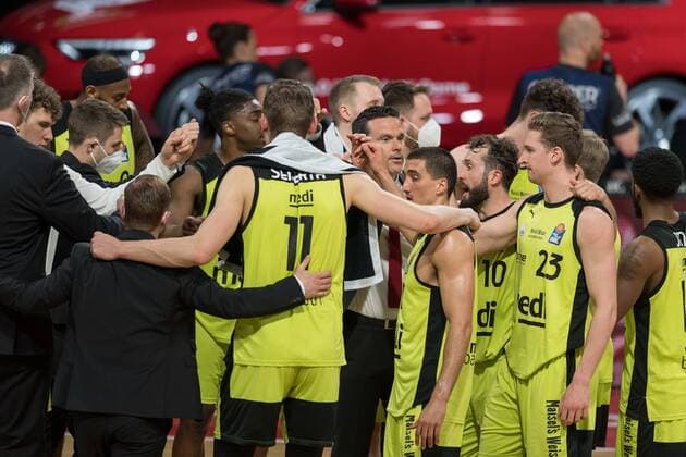 Basketball, BBL, 20210406, FC Bayern München medi Bayreuth In picture Head Coach of medi Bayreuth Roul KORNER and team in circle after final whistle Munich Audi Dome Bayern Germany Copyright: Passion2Press MarkusxFischerx