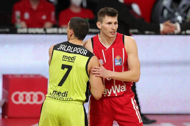 Philip Jalalpoor Bayreuth and David Kraemer Muenchen high-five each other GER, FC Bayern Basketball vs medi bayreuth, basketball, easy Credit BBL, season 2020 2021, 06 04 2021, GER, FC Bayern Basketball vs medi bayreuth, basketball, easy Credit BBL, season 2020 2021, 06 04 2021, Muenchen Copyright: xEIBNER MarcelxEngelbrechtx EP_EER